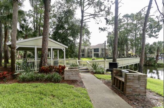 Picnic Area with Grill - Breakers Apartments